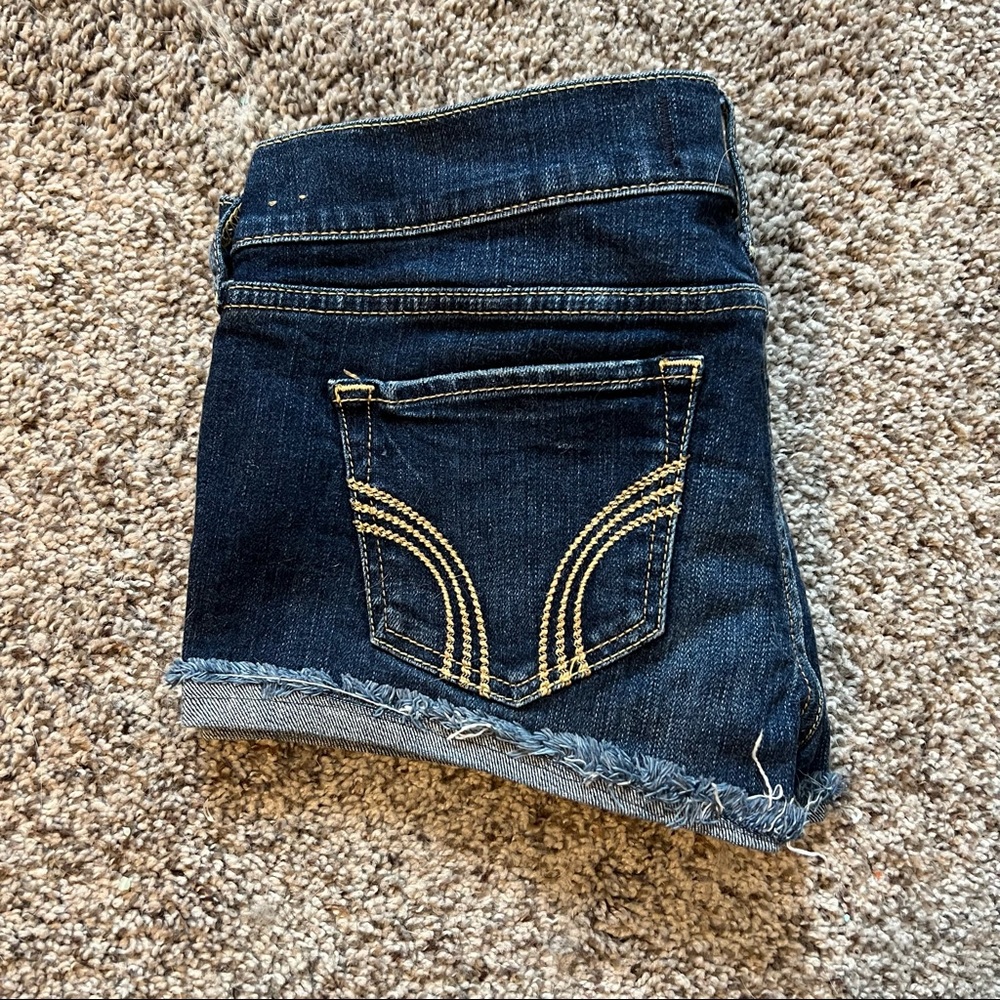 Size 5 Hollister low rise denim shorts - Picture 4 of 4